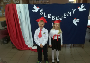 dzieci przy makiecie z napisem Ślubujemy 2