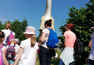 dzieci na tle dinozaura 1