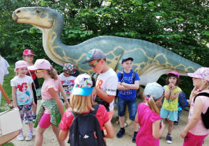 dzieci na tle dinozaura 2
