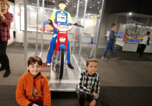 dzieci na tle sportowca z klocków 1