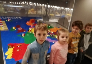 dzieci na tle mapy Europy z klocków