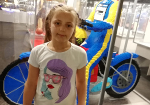 dzieci na tle sportowca z klocków 2