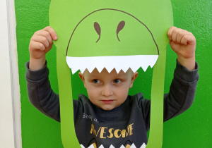pozowanie w paszczy dinozaura 1