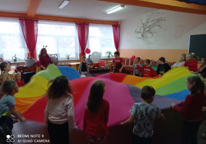 zabawa chustą animacyjną, podrzucanie baloników