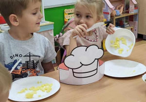 przesypywanie pokrojonych warzyw
