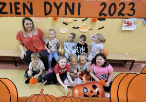 indywidulane foto nauczycielki z dziećmi w fotobudce