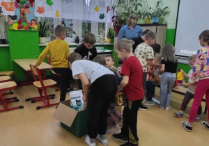 pakowanie przez dzieci karmy do pudełka 6
