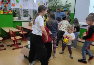 pakowanie przez dzieci karmy do pudełka 7