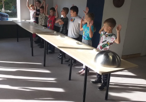 radość okazana podniesieniem rąk przez dzieci