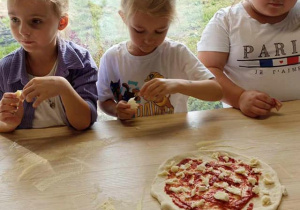 dokładnie dodatków do pizzy przed pieczeniem