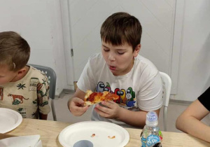 starszaki jedzą pizzę
