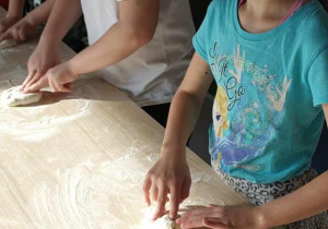 urabianie ciasta na pizzę 3