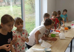 dzieci przed produktami do dekoracji ciasta