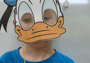 dziecko w masce kaczora Donalda