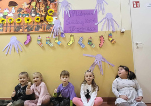dzieci z kciukiem do góry na tle dekoracji dzień wcześniaka