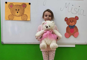Gabrysia z pluszowym misiem