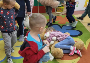 Wspólna zabawa "stary niedźwiedź mocno śpi"