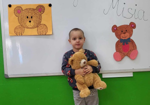 Igor z pluszowym misiem