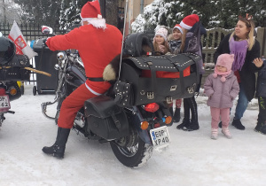 Dzieci oczekują na Mikołaja