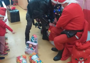 Wyciąganie prezentów z worka