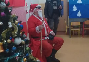 Mikołaj z laska odpoczywa