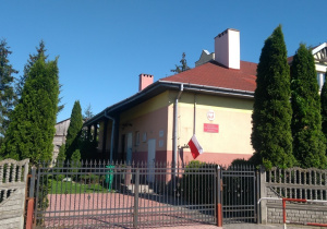 Budynek nowej szkoły od strony wejścia