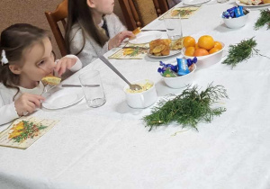 Dzieci konsumują potrawy wigilijne