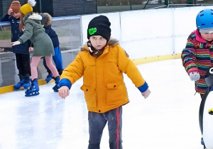 Chłopiec jedzie po lodzie