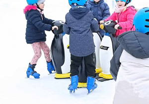 Dzieci podpierają się pingwinkami