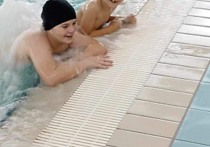 Chłopcy w bąbelkowym jacuzzi 2