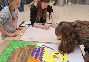 Dzieci szkicują obrazek wielkanocny