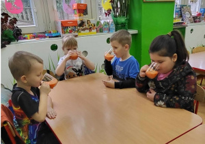 Dzieci pija sok owocowo-warzywny