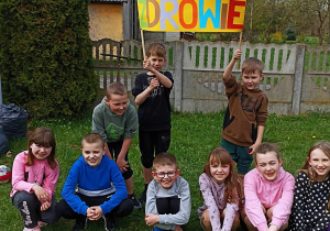 Zdjęcie grupowe na tle plakatu " Sport to zdrowie"