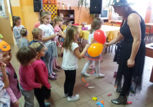 nauczycielka w stroju czarodziejki podczas zabawy z dziećmi