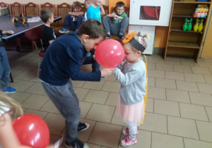 zabawy konkursowe dzieci z balonami 3