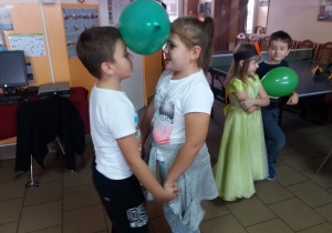 zabawy konkursowe dzieci z balonami 4
