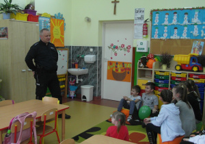 Policjant opowiada dzieciom o zagrożeniach