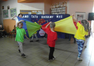 dzieci tańczą z szarfami 2