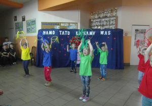dzieci tańczą z obręczami
