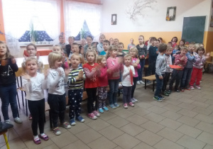 dzieci śpiewają piosenkę dla Mikołaja
