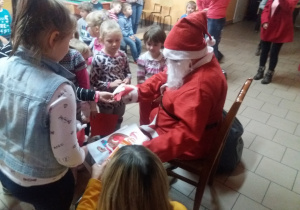 Mikołaj wręcza prezenty dzieciom 1