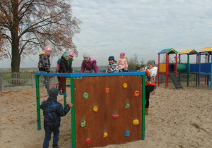 dzieci bawią się na szkolnym placu zabaw 1