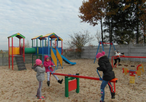 dzieci bawią się na szkolnym placu zabaw 2