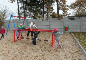 dzieci bawią się na szkolnym placu zabaw 3
