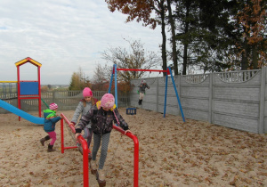 dzieci bawią się na szkolnym placu zabaw 4
