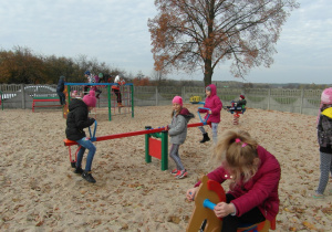 dzieci bawią się na szkolnym placu zabaw 5