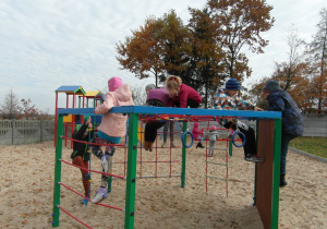 dzieci bawią się na szkolnym placu zabaw 7