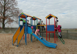 dzieci bawią się na szkolnym placu zabaw 8