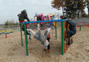 dzieci bawią się na szkolnym placu zabaw 9