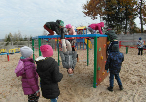 dzieci bawią się na szkolnym placu zabaw 10